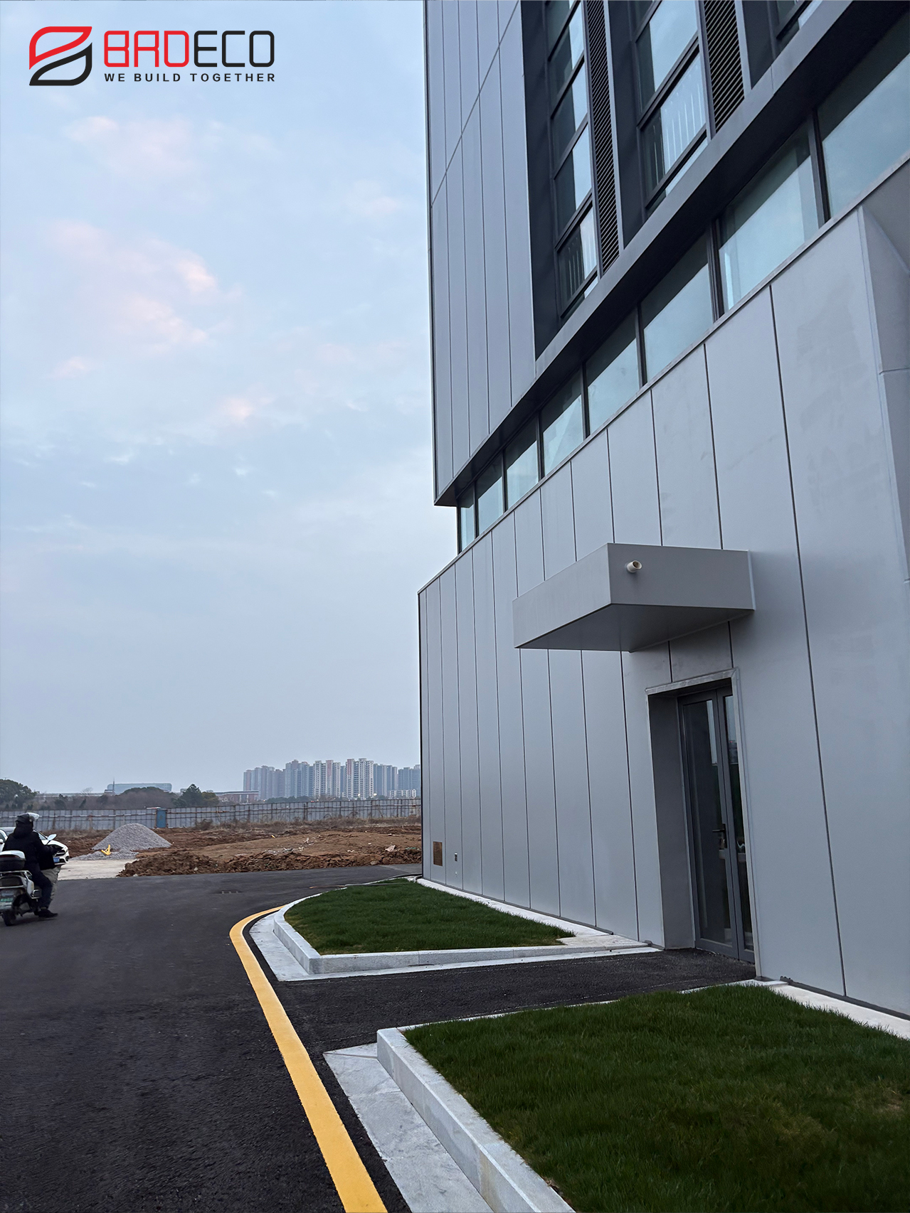 BRD Rockwool Sandwich Panel – Nanjing Gaochun Biomedical Industrial Park BRD polyurethane edge-sealed rockwool sandwich panels installed vertically at Nanjing Gaochun Biomedical Industrial Park facade